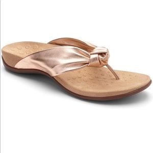 EUC Rose Gold Vionic Pippa Toepost Sandals Leather